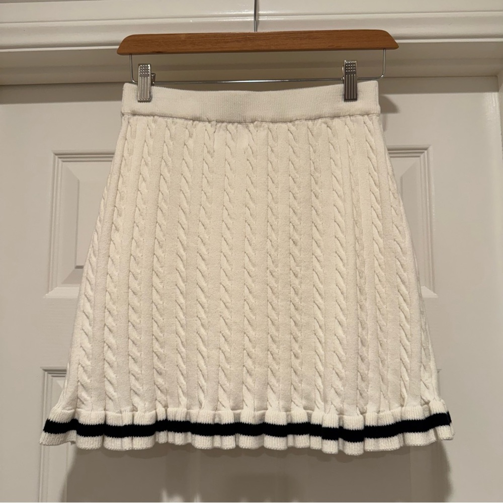NEW! Willow & Wind Classic Cable Knit Mini Skirt Size M Super cute!